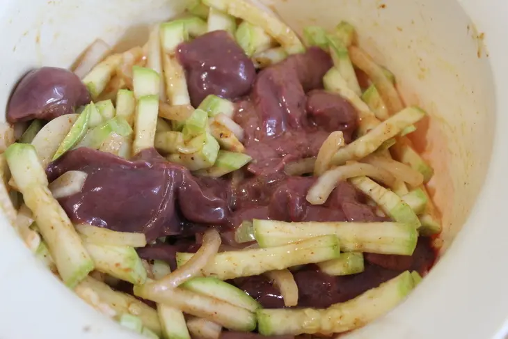 Ароматная куриная печень с кабачками: шаг 4