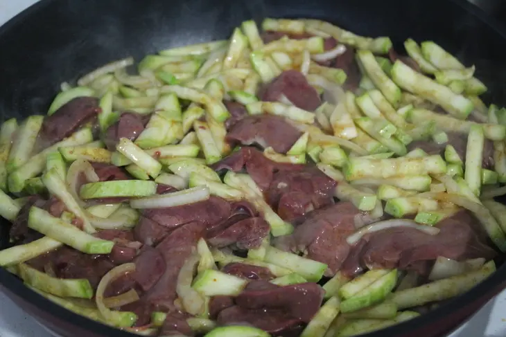 Ароматная куриная печень с кабачками: шаг 5