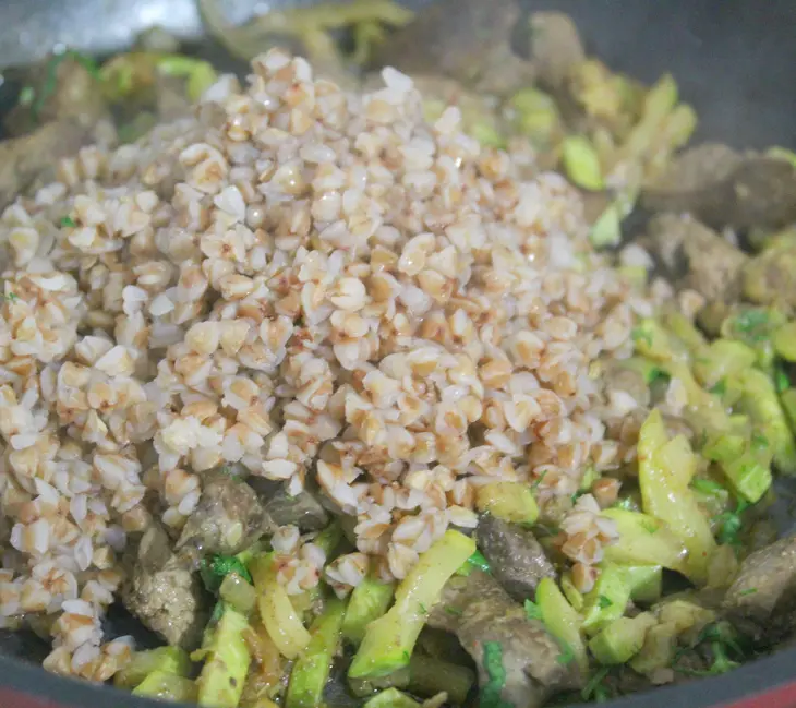 Ароматная куриная печень с кабачками: шаг 6