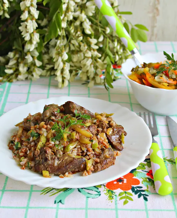 Ароматная куриная печень с кабачками: шаг 7