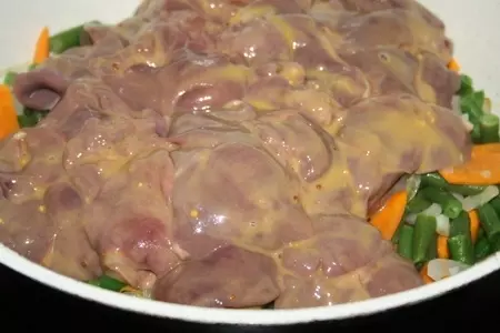 Рагу из нежной куриной печени со стручковой фасолью: шаг 6
