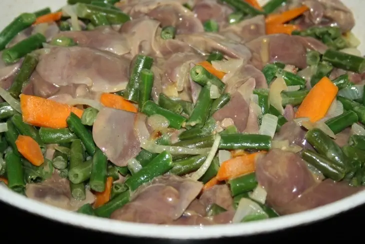 Рагу из нежной куриной печени со стручковой фасолью: шаг 7