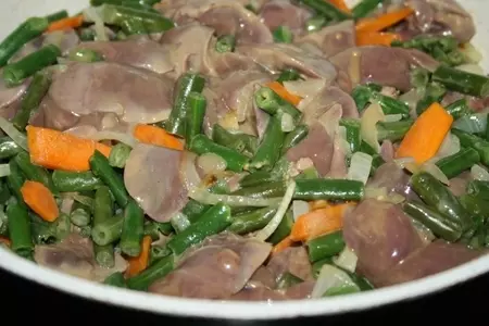 Рагу из нежной куриной печени со стручковой фасолью: шаг 7