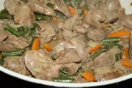 Рагу из нежной куриной печени со стручковой фасолью: шаг 8