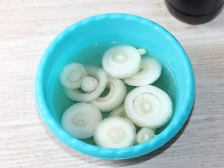 Шашлык из куриных крыльев с маринованным луком: шаг 2