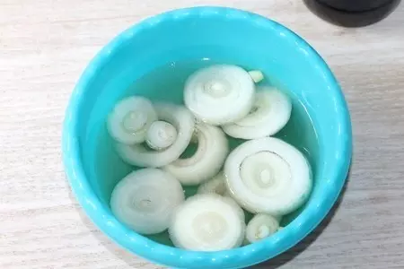 Шашлык из куриных крыльев с маринованным луком: шаг 2