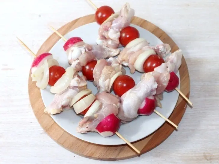 Шашлык из куриных крыльев с маринованным луком: шаг 3