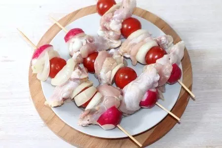 Шашлык из куриных крыльев с маринованным луком: шаг 3