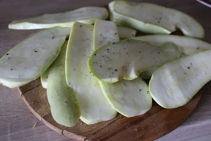 Кабачковые язычки с колбасой и сыром: шаг 1