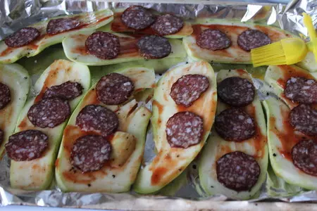 Кабачковые язычки с колбасой и сыром: шаг 3