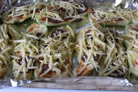 Кабачковые язычки с колбасой и сыром: шаг 4