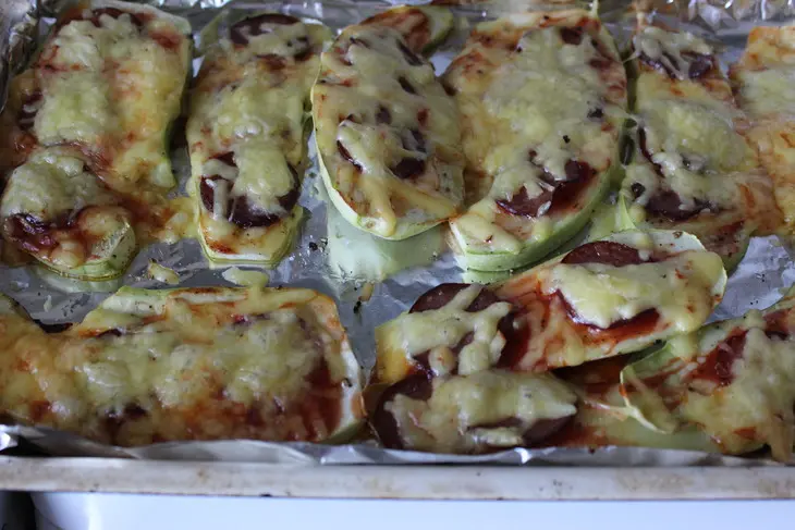 Кабачковые язычки с колбасой и сыром: шаг 5