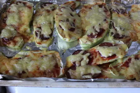 Кабачковые язычки с колбасой и сыром: шаг 5
