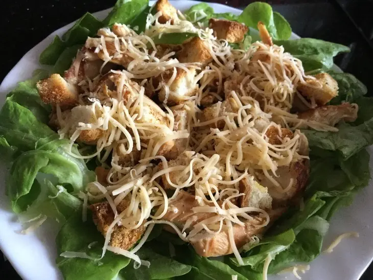 Салат с куриной грудкой и сыром: шаг 12