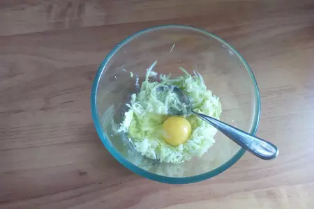Лепёшка из кабачка на завтрак.: шаг 1