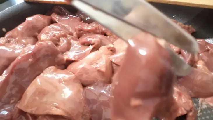 Куриная печень острая с кабачком и болгарским перцем!: шаг 1