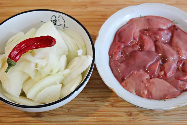 А-ля кавурма из куриной печени с гречкой: шаг 2