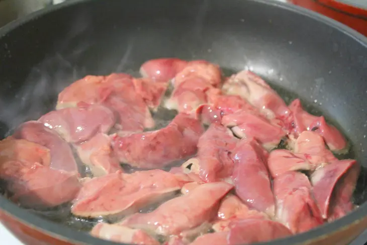 А-ля кавурма из куриной печени с гречкой: шаг 3
