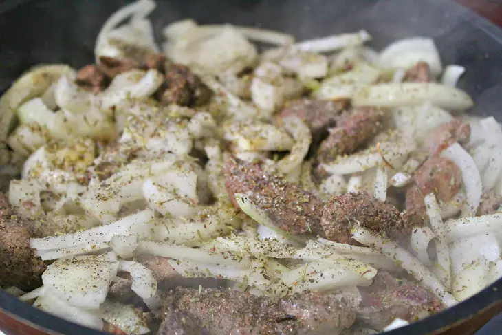 А-ля кавурма из куриной печени с гречкой: шаг 4