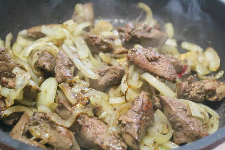 А-ля кавурма из куриной печени с гречкой: шаг 5