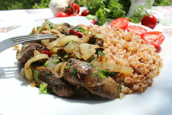 А-ля кавурма из куриной печени с гречкой: шаг 6