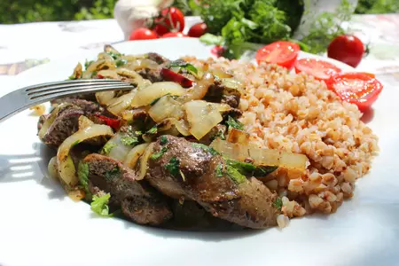 А-ля кавурма из куриной печени с гречкой: шаг 6