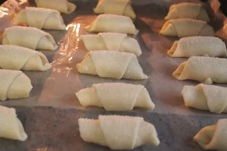 Чудесные рогалики. роскошное лакомство из минимума продуктов!: шаг 4