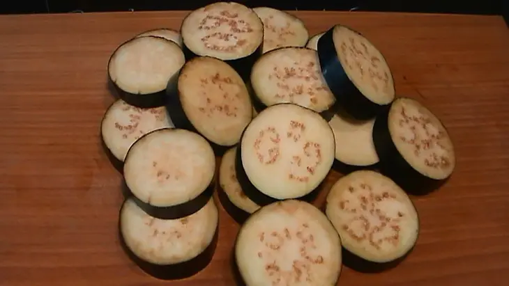 Баклажаны запеченные с помидорами и сыром: шаг 1