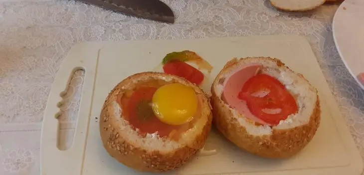 Яичница в булочке: шаг 3