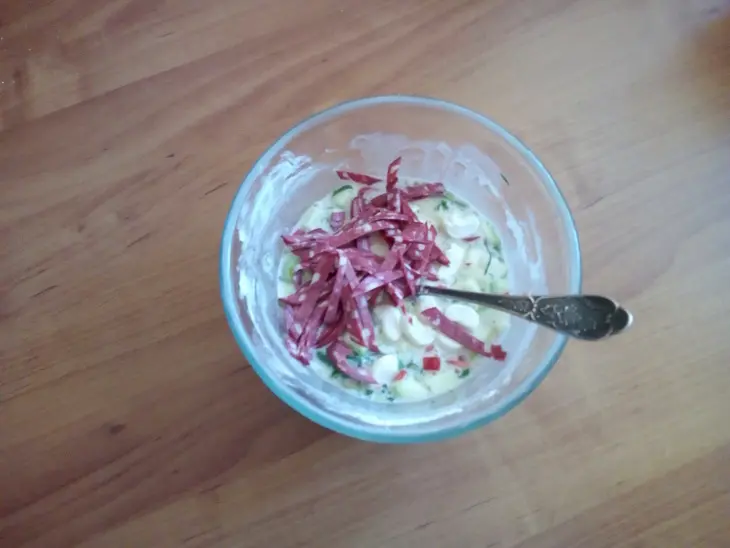 Лепёшка с копчёной колбасой и сыром.: шаг 2