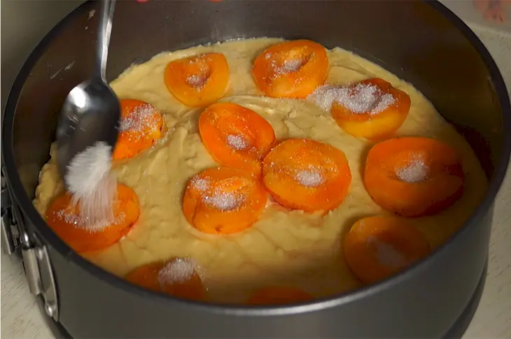 Воздушный и нежный пирог с абрикосами: шаг 3