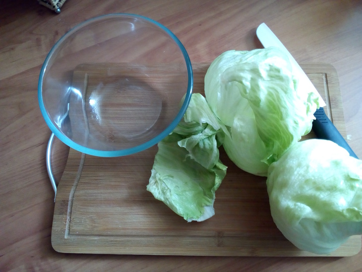 Мясной салат с салатом "айсберг": шаг 1