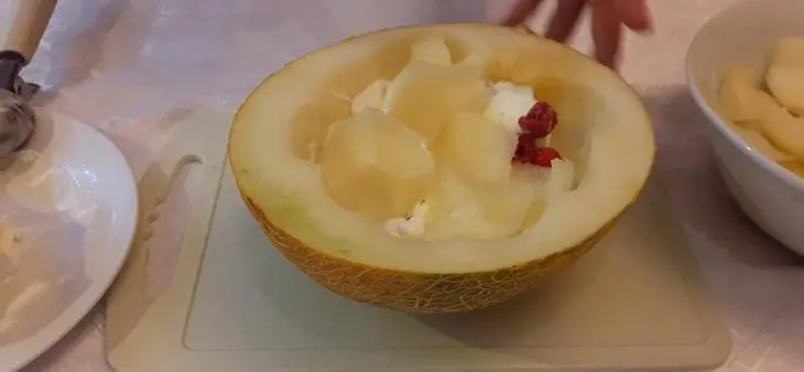 Мороженое в дыне: шаг 3