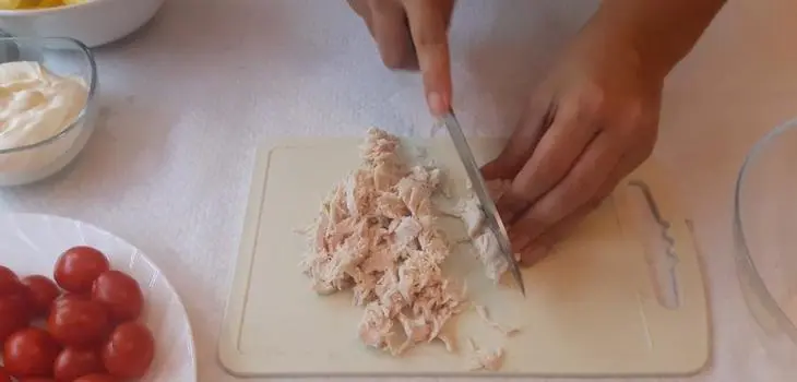 Вкуснейший салат с курицей и ананасами: шаг 1