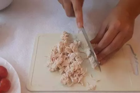 Вкуснейший салат с курицей и ананасами: шаг 1