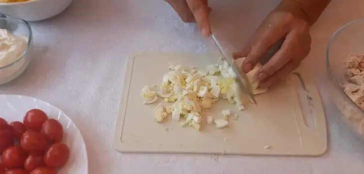 Вкуснейший салат с курицей и ананасами: шаг 2