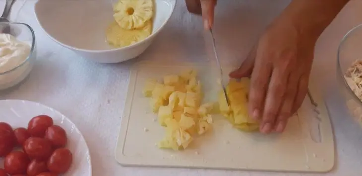 Вкуснейший салат с курицей и ананасами: шаг 3