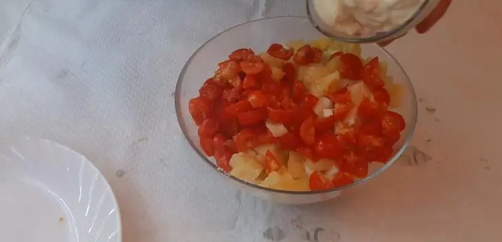Вкуснейший салат с курицей и ананасами: шаг 4