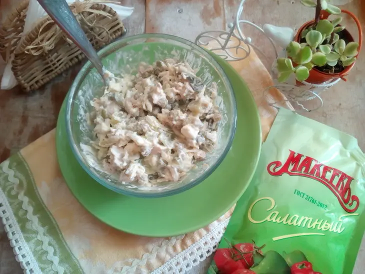 Лучший рецепт салата на каждый день с куриной грудкой и с майонезом салатный "махеевъ": шаг 4