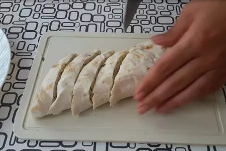 Рулеты из лаваша с крабовыми палочками: шаг 6