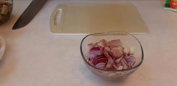 Салат селёдка под шубой: шаг 1