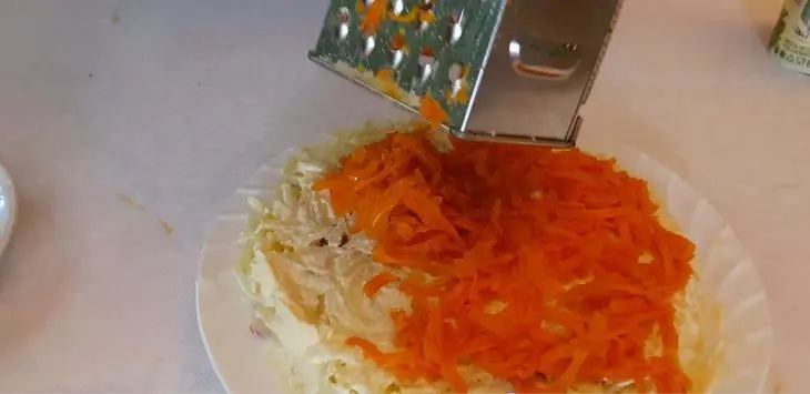 Салат селёдка под шубой: шаг 3