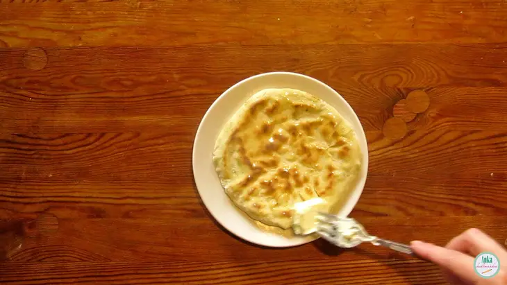 Лепёшки с сыром и зеленью. сытно, вкусно и легко!: шаг 7