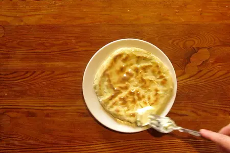 Лепёшки с сыром и зеленью. сытно, вкусно и легко!: шаг 7