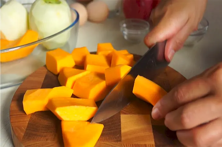 Пышные, мягкие и очень вкусные оладьи из тыквы и яблок: шаг 1