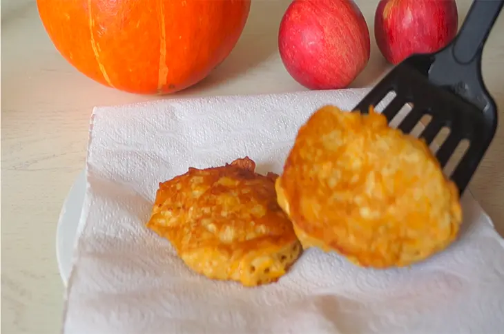 Пышные, мягкие и очень вкусные оладьи из тыквы и яблок: шаг 4