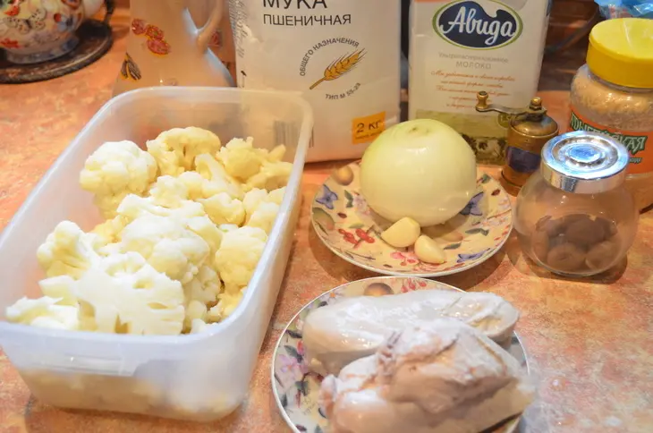 Запеченная под соусом бешамель, цветная капуста с куриным филе: шаг 1