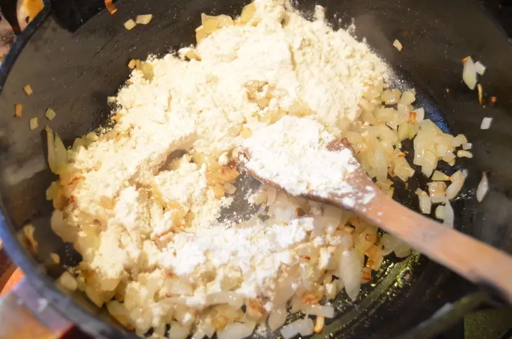 Запеченная под соусом бешамель, цветная капуста с куриным филе: шаг 3