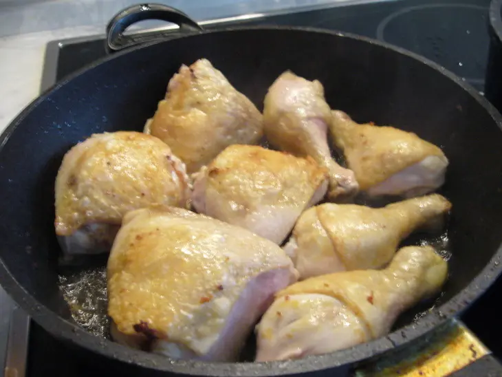 Курица с грибами и брокколи в сливочном соусе: шаг 2