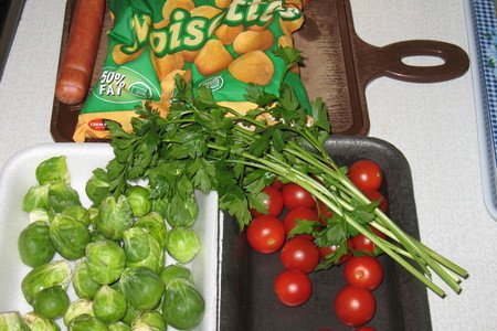 Фритатта с овощами и сосисками «шарики за ролики».: шаг 1